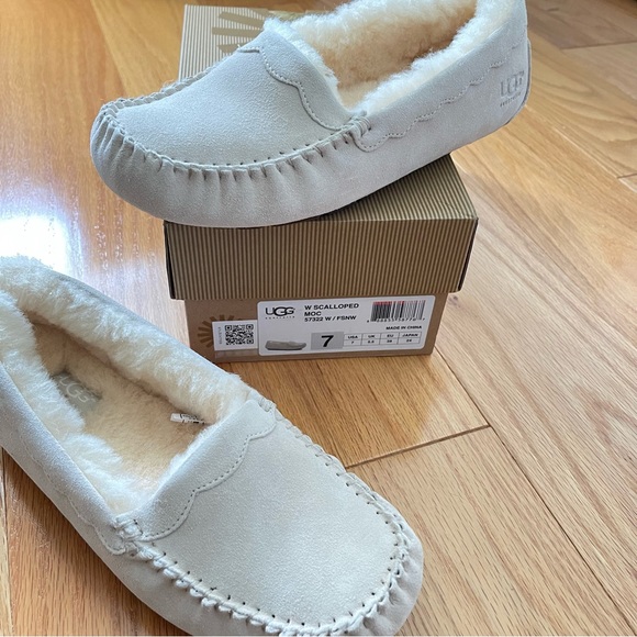 SOLD - UGG slippers - New with Box - Picture 7 of 7